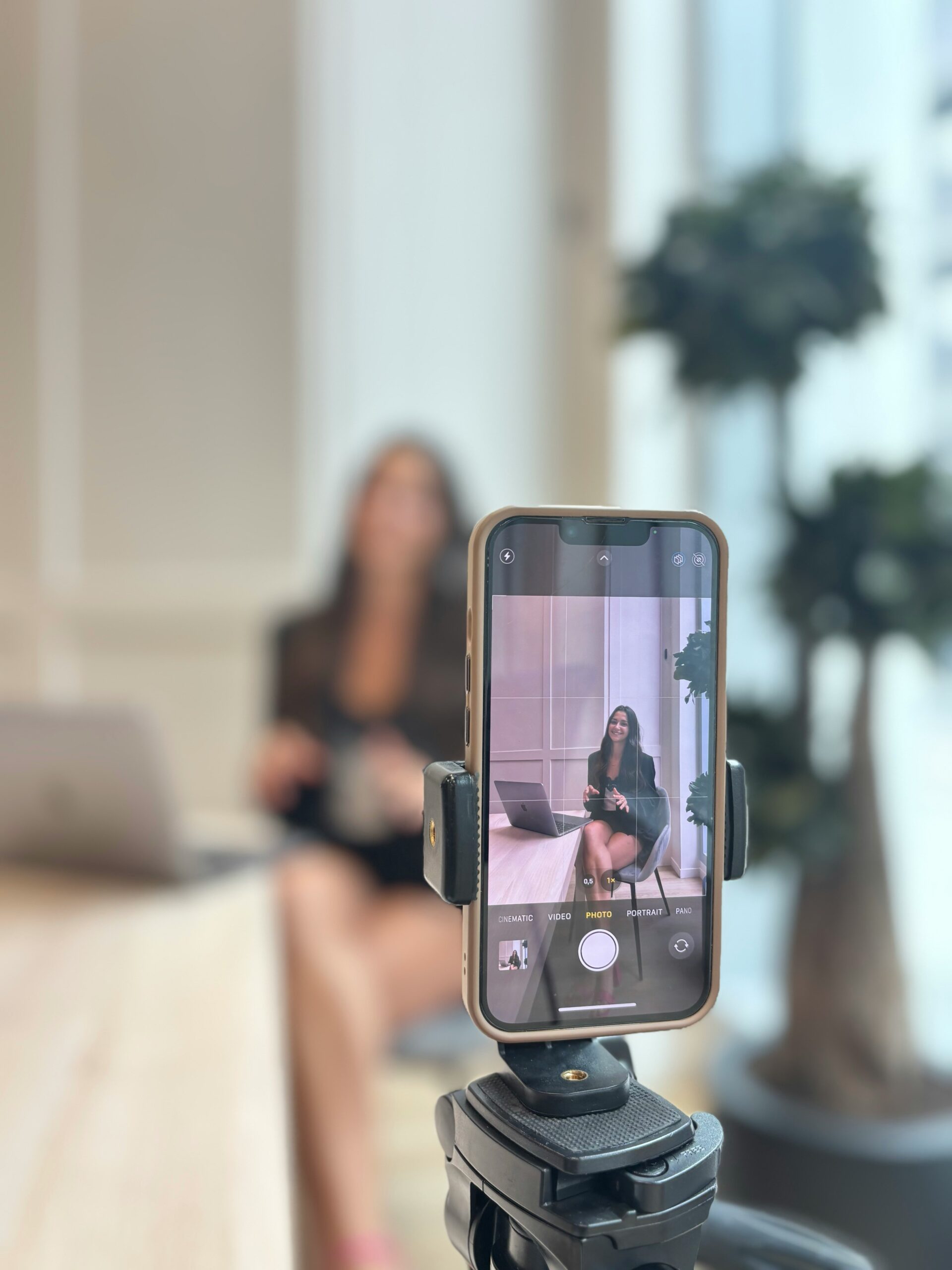 TikTok企業始め方|スマホで動画撮影するビジネスパーソン