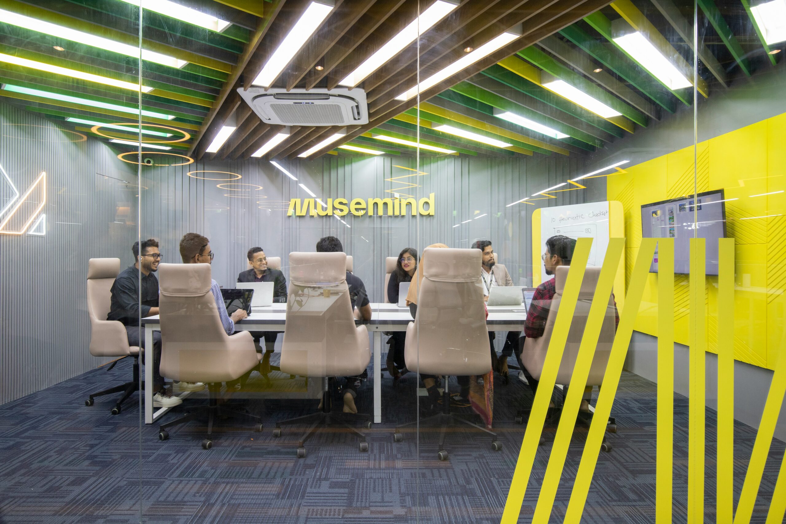 Z世代採用 TikTok|チームでミーティングをするビジネスパーソン