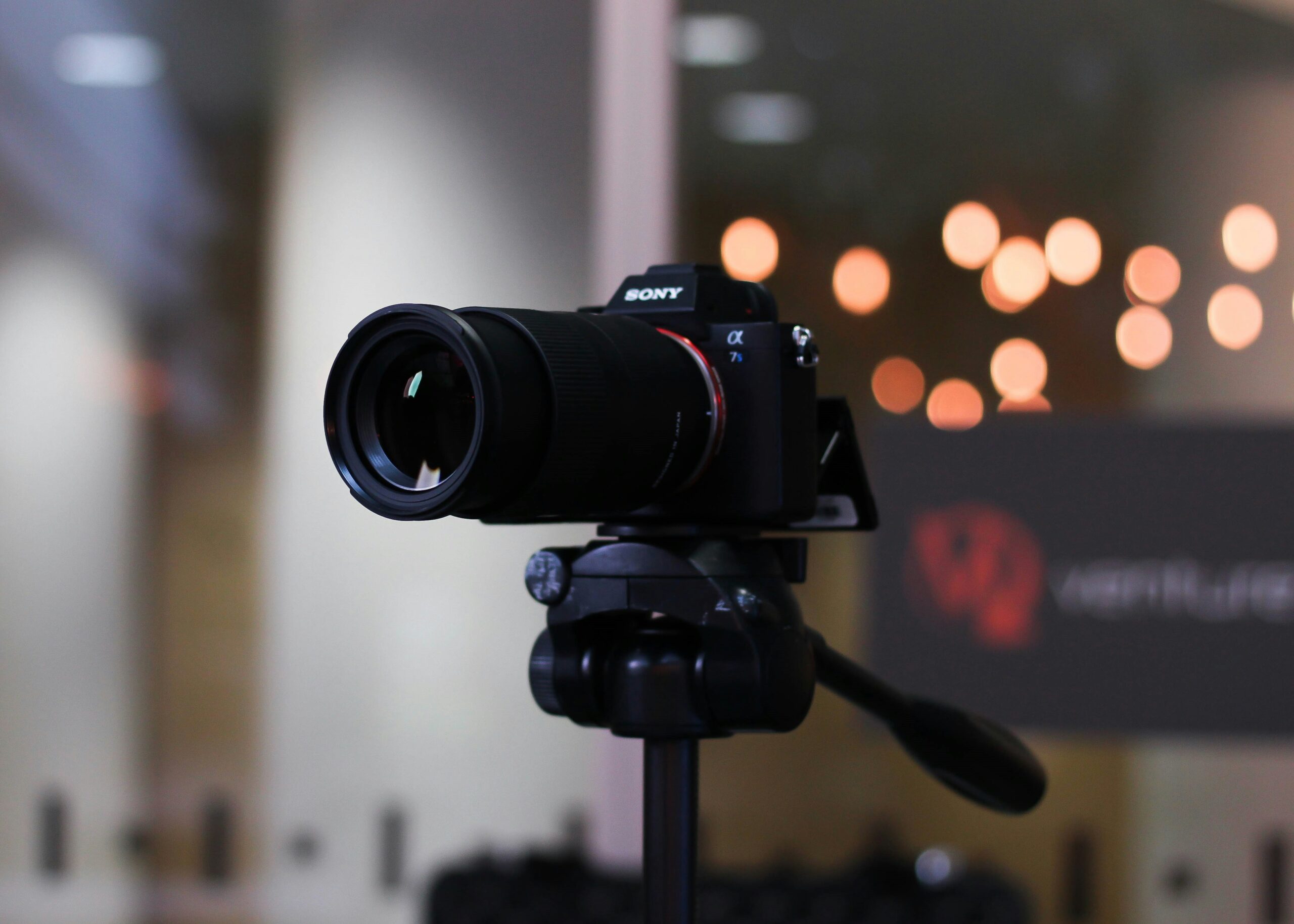 TikTok 採用動画 企業|スマートフォンで動画コンテンツを撮影するビジネスパーソン