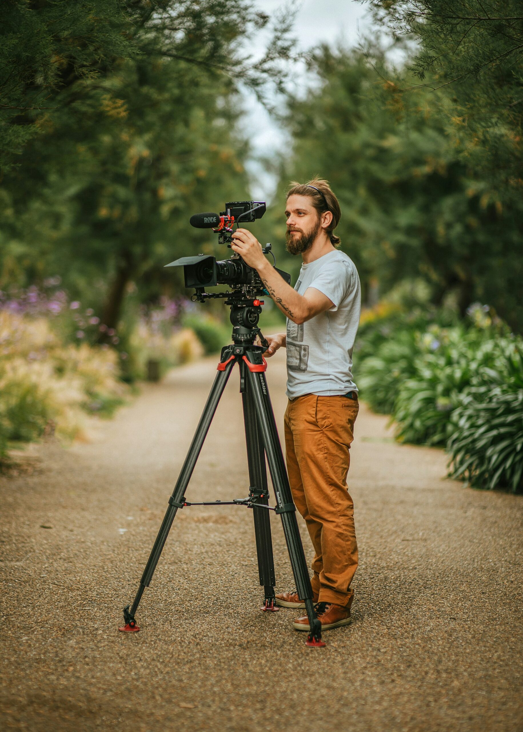 動画制作の撮影現場|三脚にカメラをセットするカメラマン