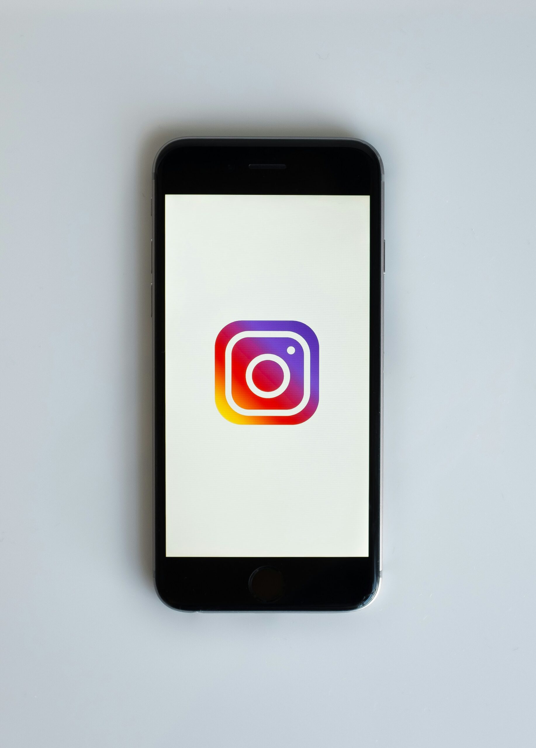 Instagram 運用代行 福岡|スマートフォンでInstagramを確認する様子