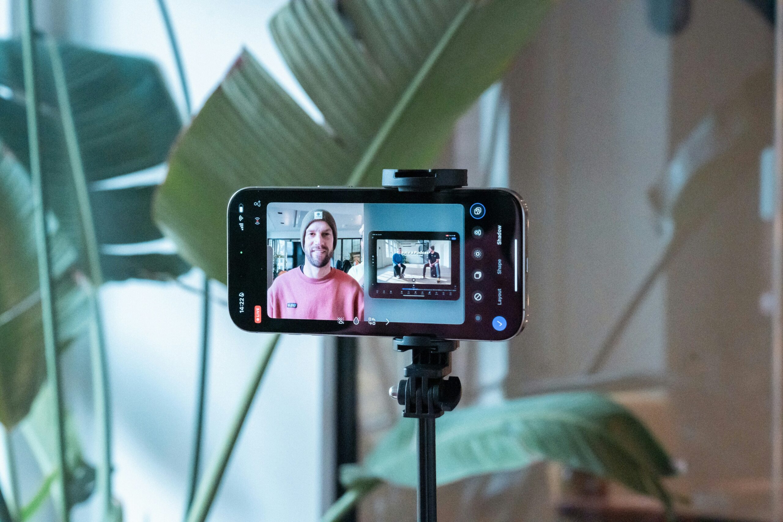 採用動画 制作 費用相場|スマートフォンで動画を撮影するビジネスパーソン