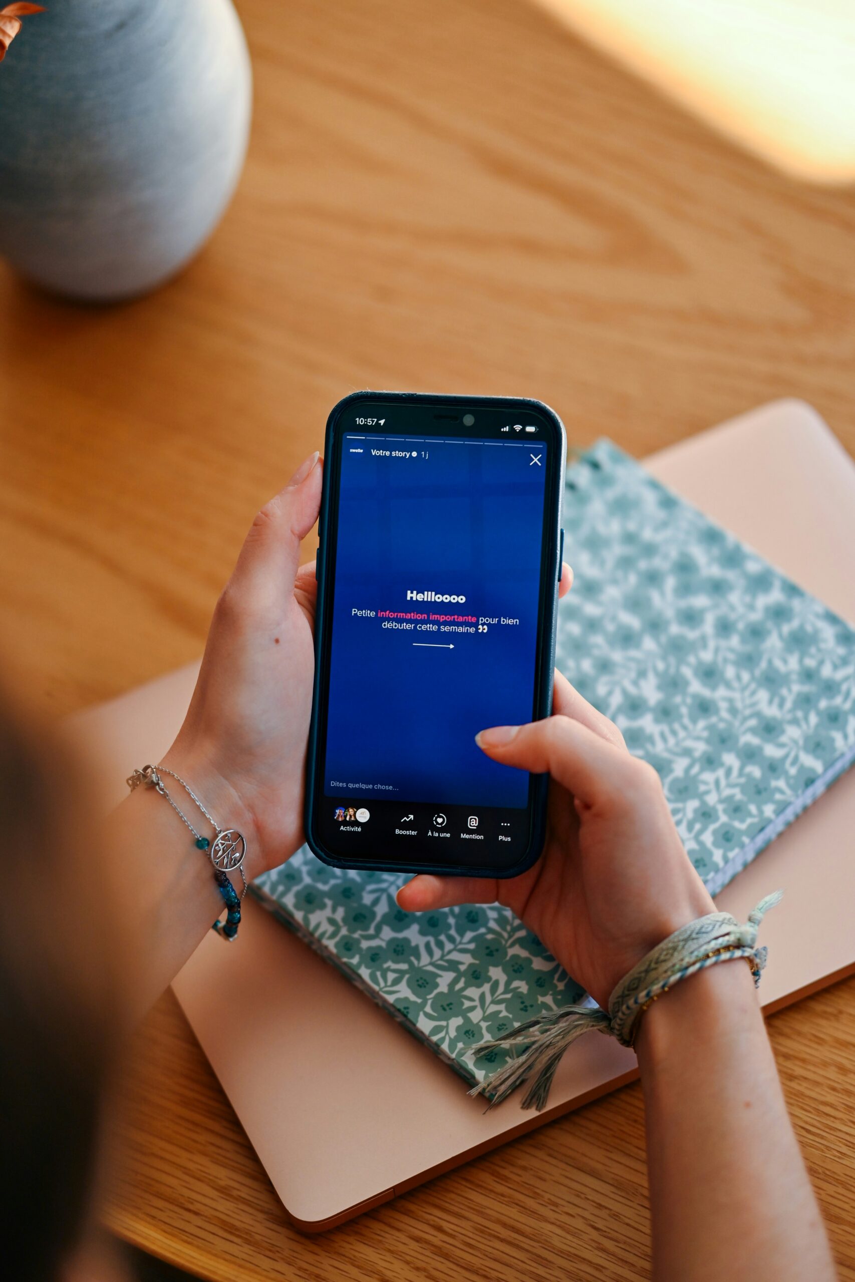 X Twitter 運用代行 失敗パターン|SNSフィードを表示するスマートフォン
